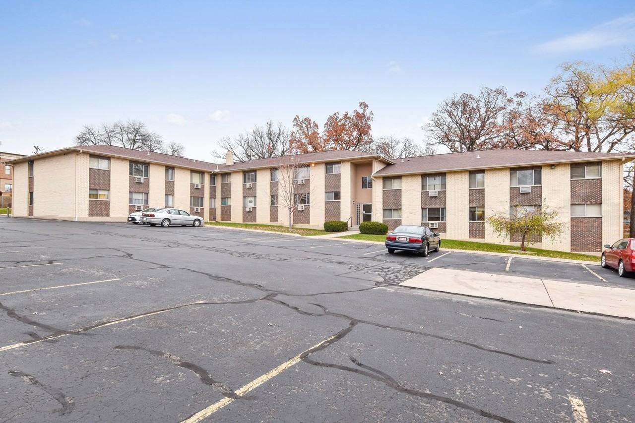 Executive East Apartments - Photo 3 of 5