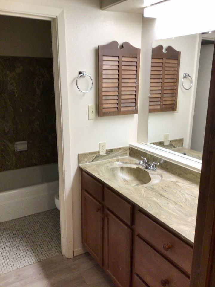 9228 Florida Blvd - Photo 4 of 47
