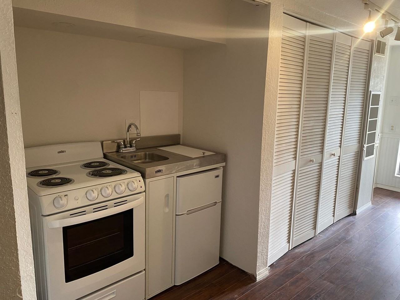 1503 Delta St - Photo 2 of 13