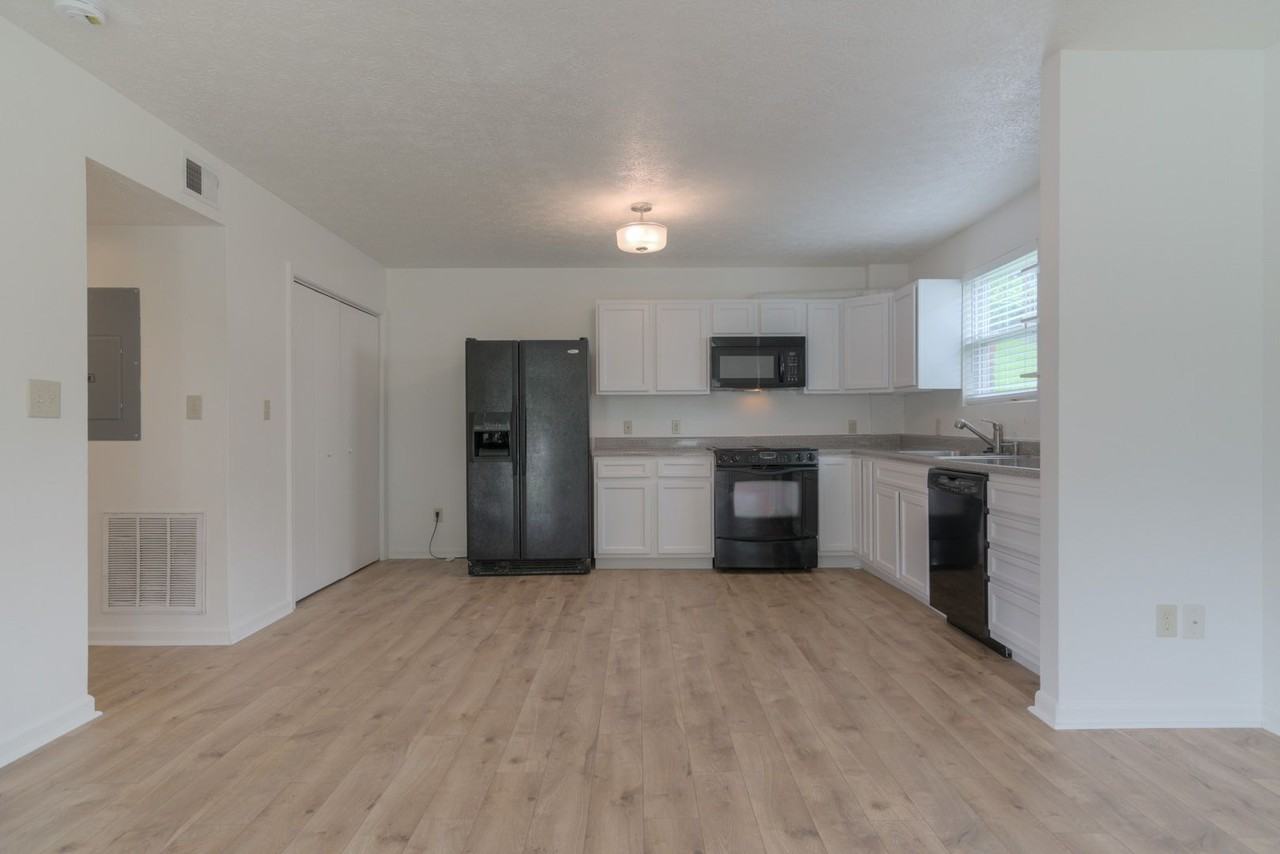 915 Giles Rd - Photo 4 of 17