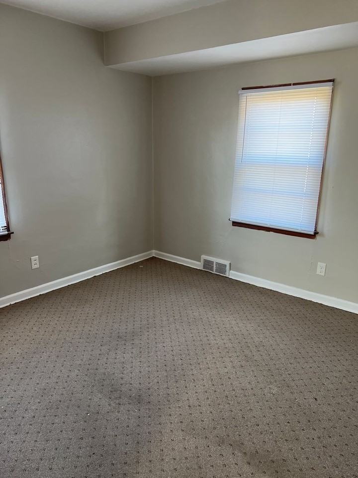 3328 Blackstone Ave - Photo 6 of 8