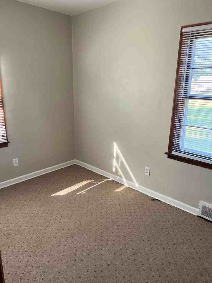 3328 Blackstone Ave - Photo 7 of 8