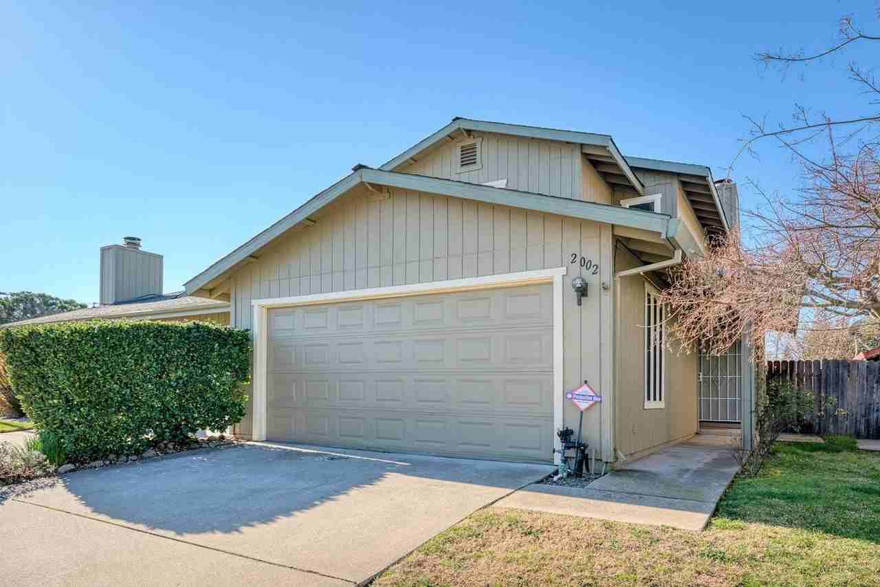 2002 Rebecca Ct - Photo 2 of 21