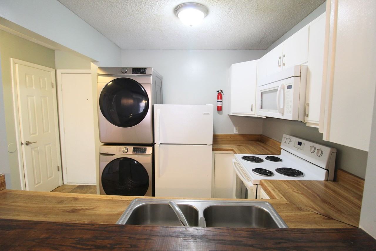 1390 Hunters Rd Apt I - Photo 3 of 16