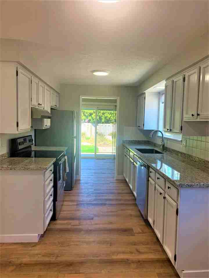 12214 Se Mcgillivray Blvd - Photo 3 of 29