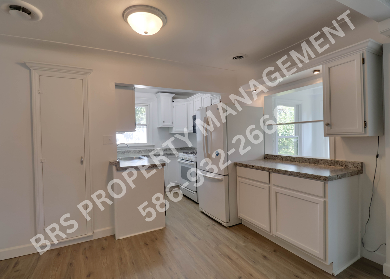 24120 Oxford St - Photo 4 of 12