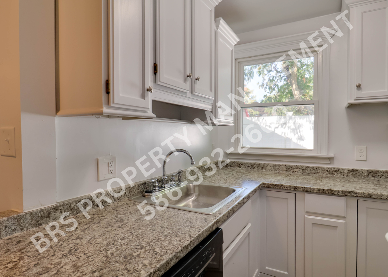 24120 Oxford St - Photo 5 of 12