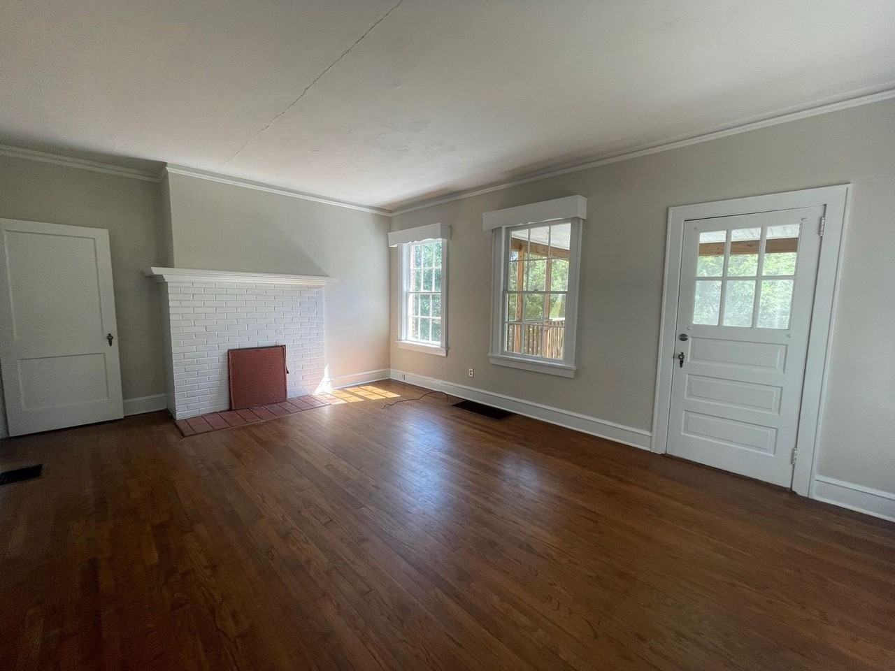 555 Morton Ave - Photo 2 of 14