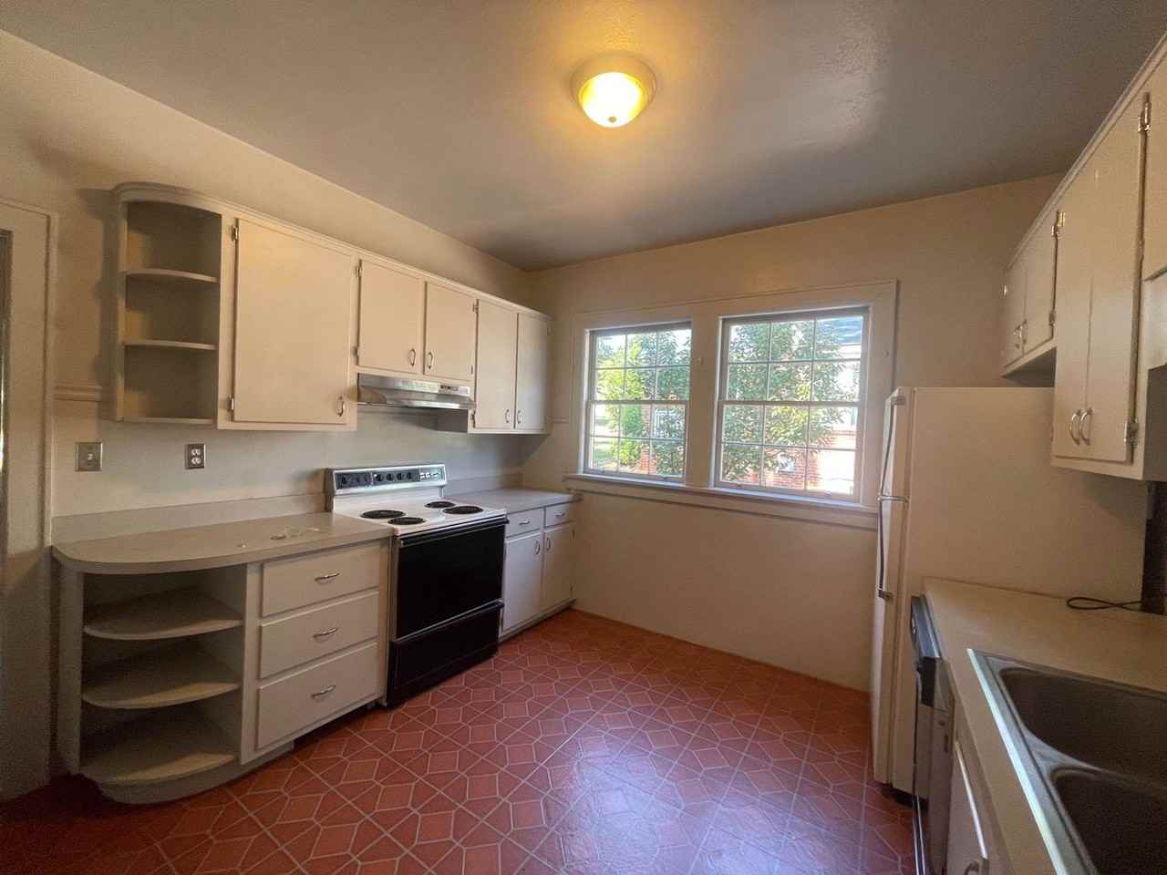 555 Morton Ave - Photo 5 of 14