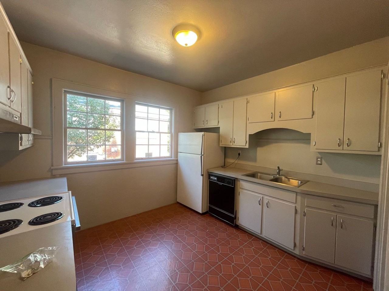 555 Morton Ave - Photo 6 of 14