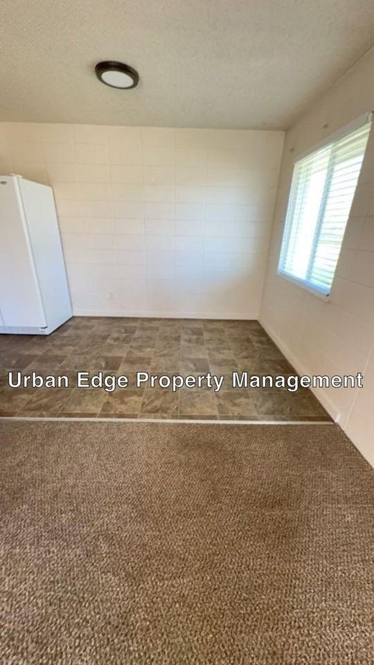 947 Maple St - Photo 3 of 8