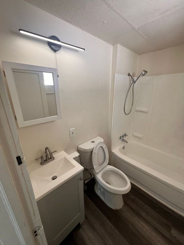 3204 W 71st St - Photo 3 of 5