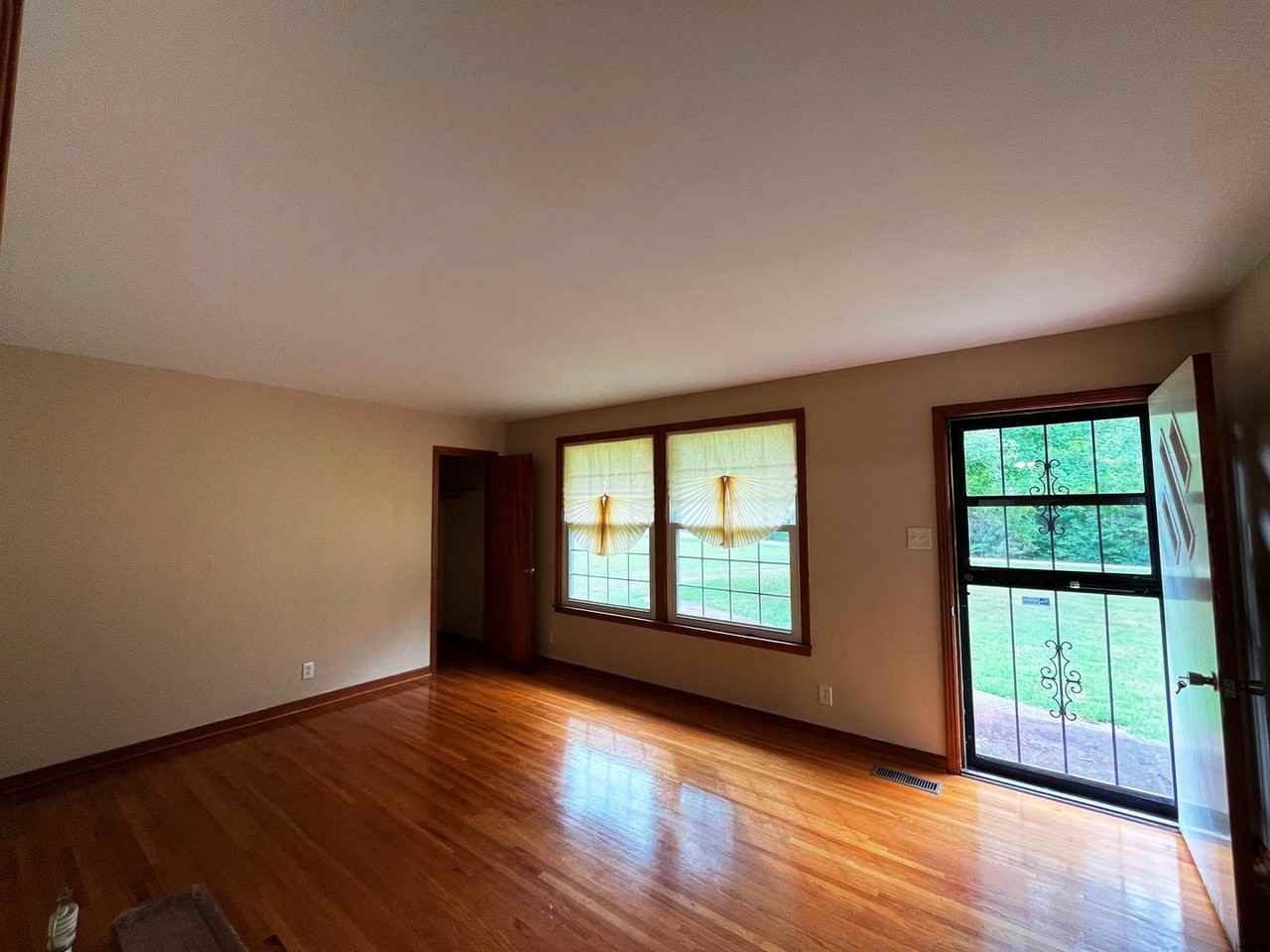 1495 Hickory Point Rd - Photo 3 of 17