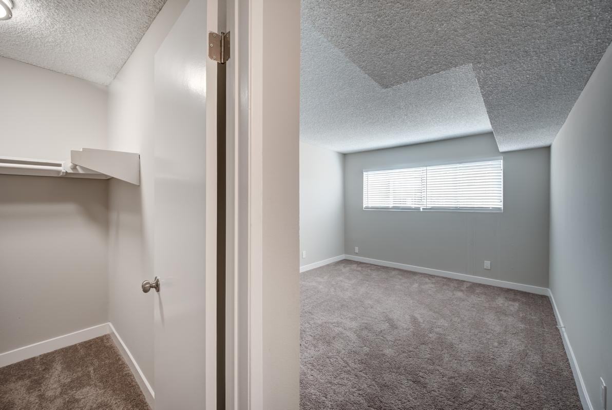 11850 Riverside Dr - Photo 6 of 12