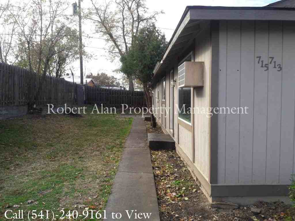 713 Se 7th St - Photo 2 of 5