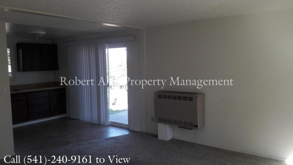 713 Se 7th St - Photo 3 of 5