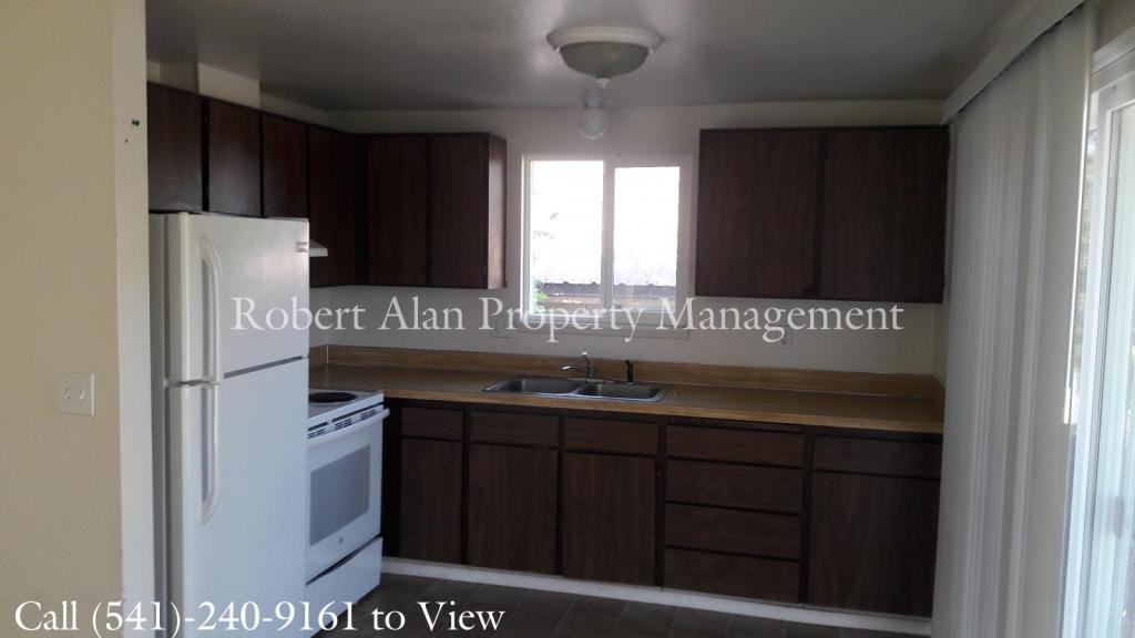 713 Se 7th St - Photo 4 of 5