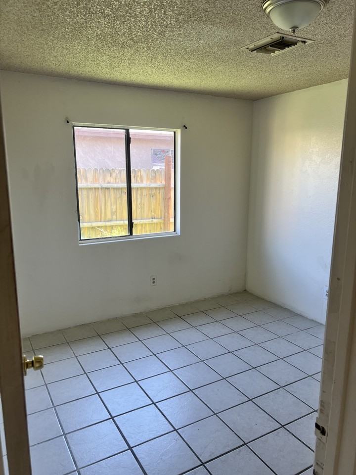 1513 N Riverview Blvd - Photo 3 of 6