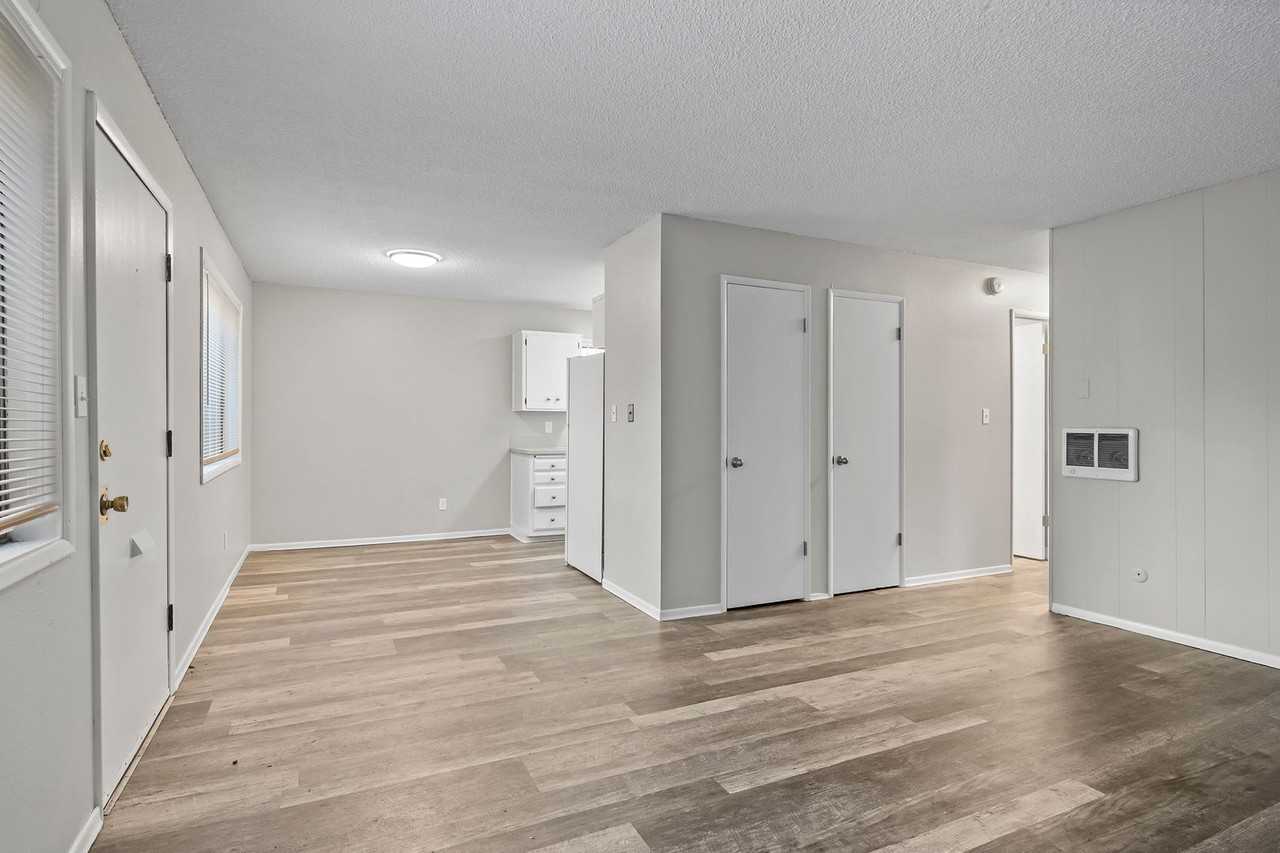 Executive Arms Apartments - Photo 4 of 29