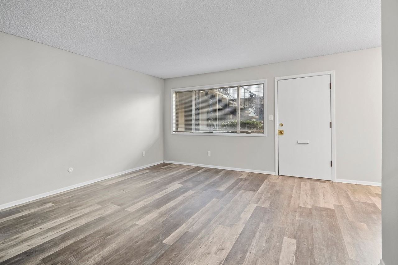 Executive Arms Apartments - Photo 5 of 29