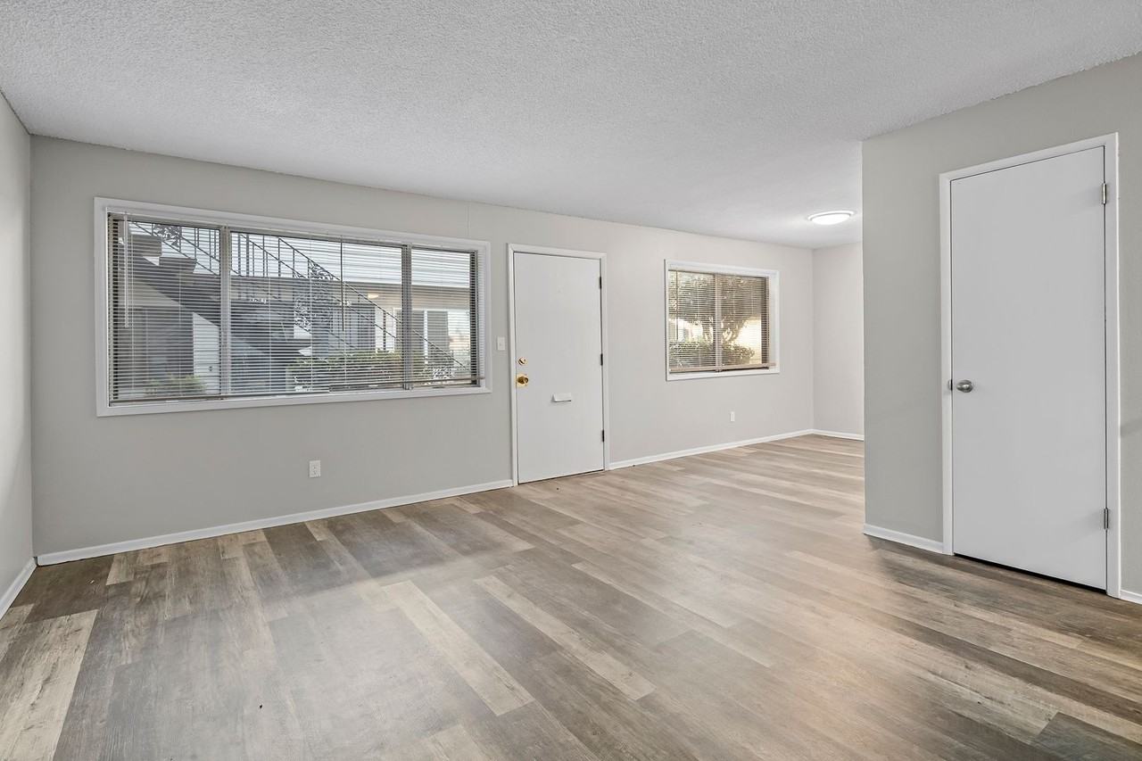 Executive Arms Apartments - Photo 6 of 29