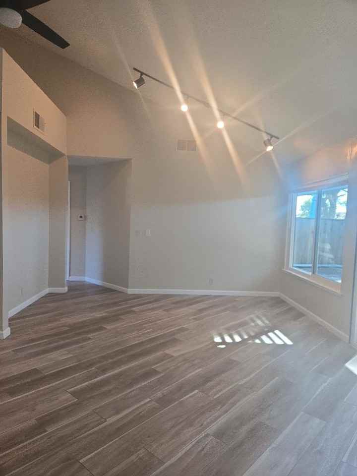 1315 Hawthorne Ct - Photo 5 of 36