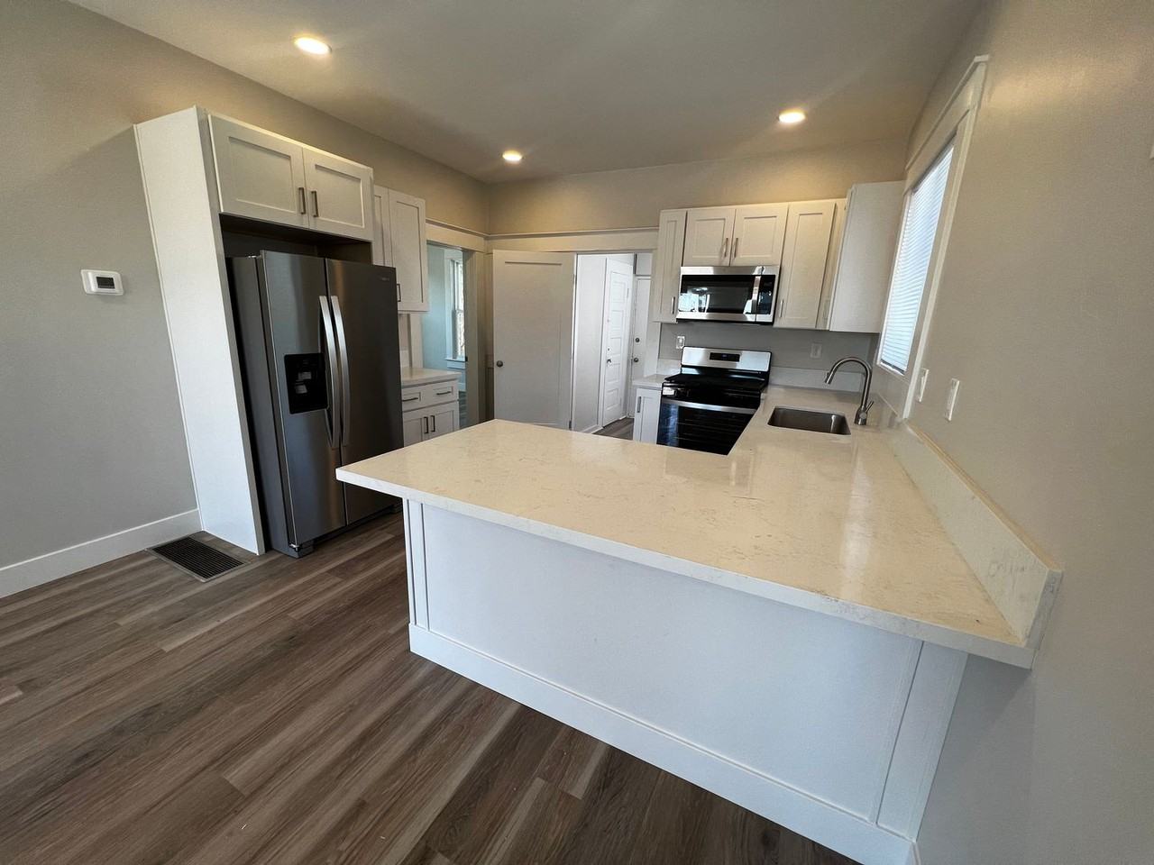 845 W 7th St - Photo 2 of 23