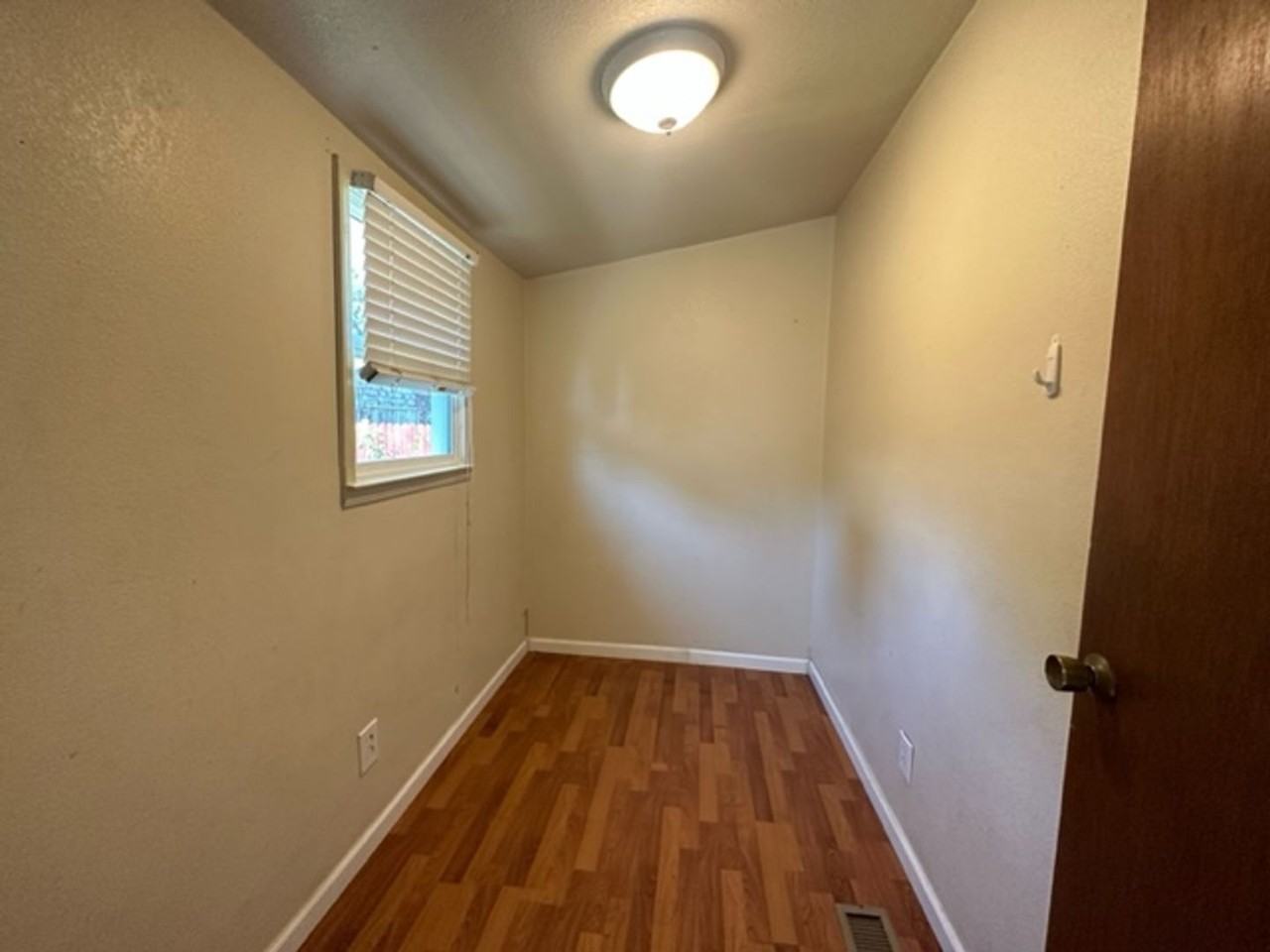 122 College St - Photo 2 of 9