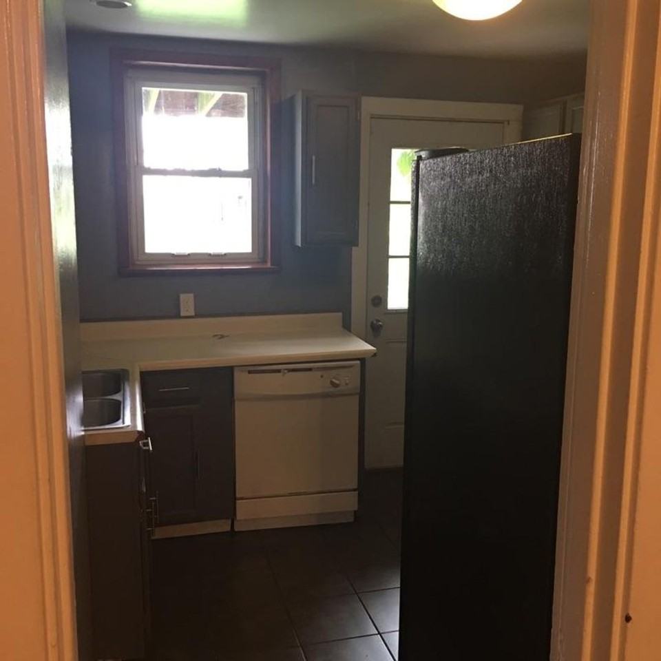 South Oakland Large and renovated 3 bedroom apartment Must SEE! - Photo 3 of 27