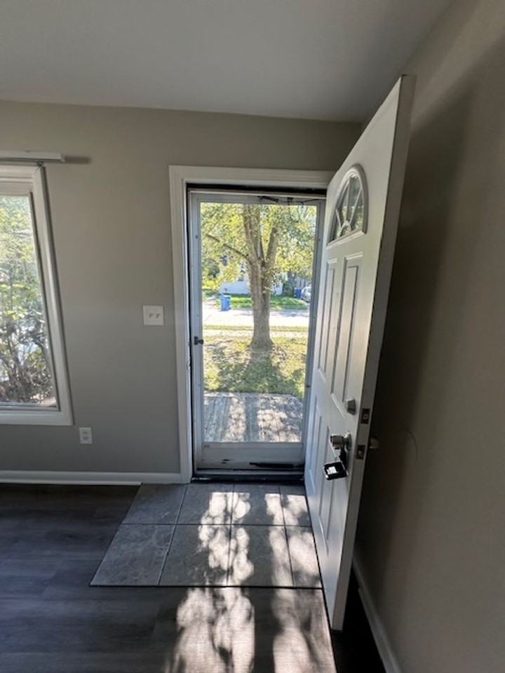 13703 Hendricks Ave - Photo 2 of 12