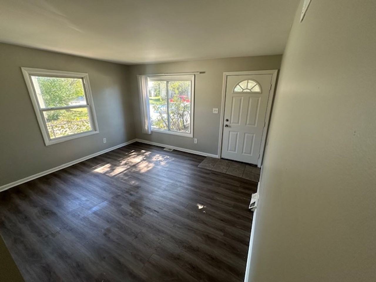 13703 Hendricks Ave - Photo 3 of 12