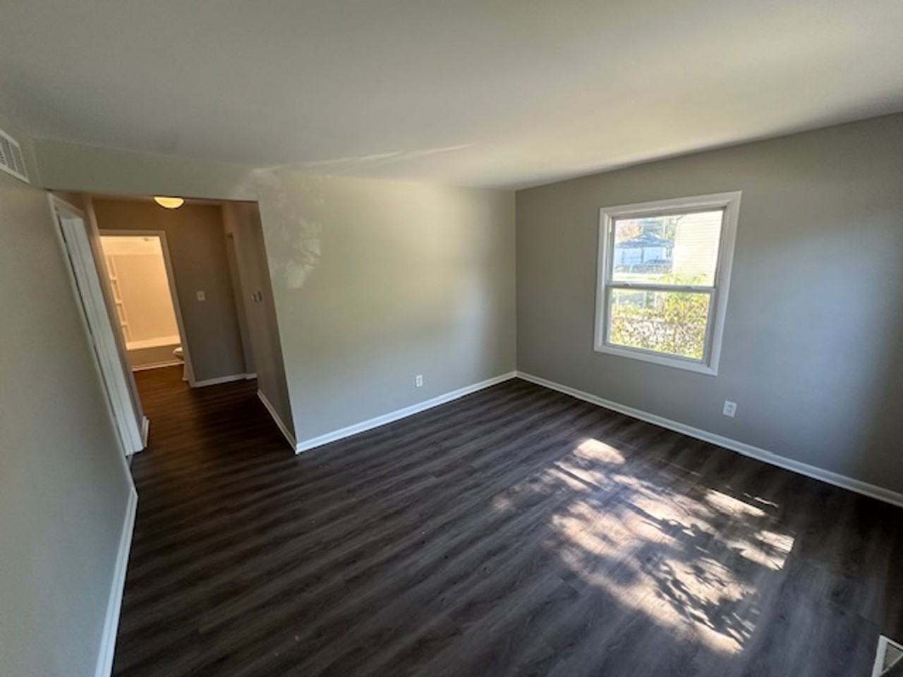 13703 Hendricks Ave - Photo 4 of 12