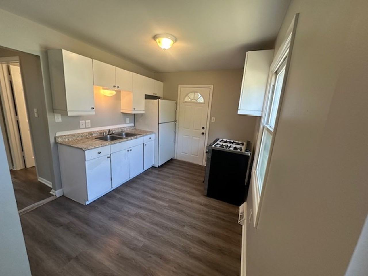 13703 Hendricks Ave - Photo 5 of 12