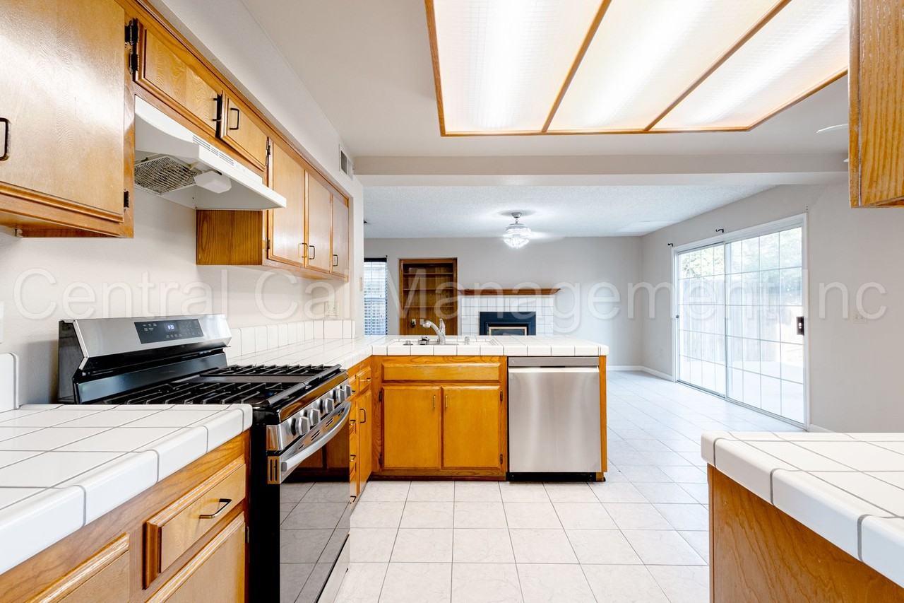8004 Rushing River Ct - Photo 7 of 25