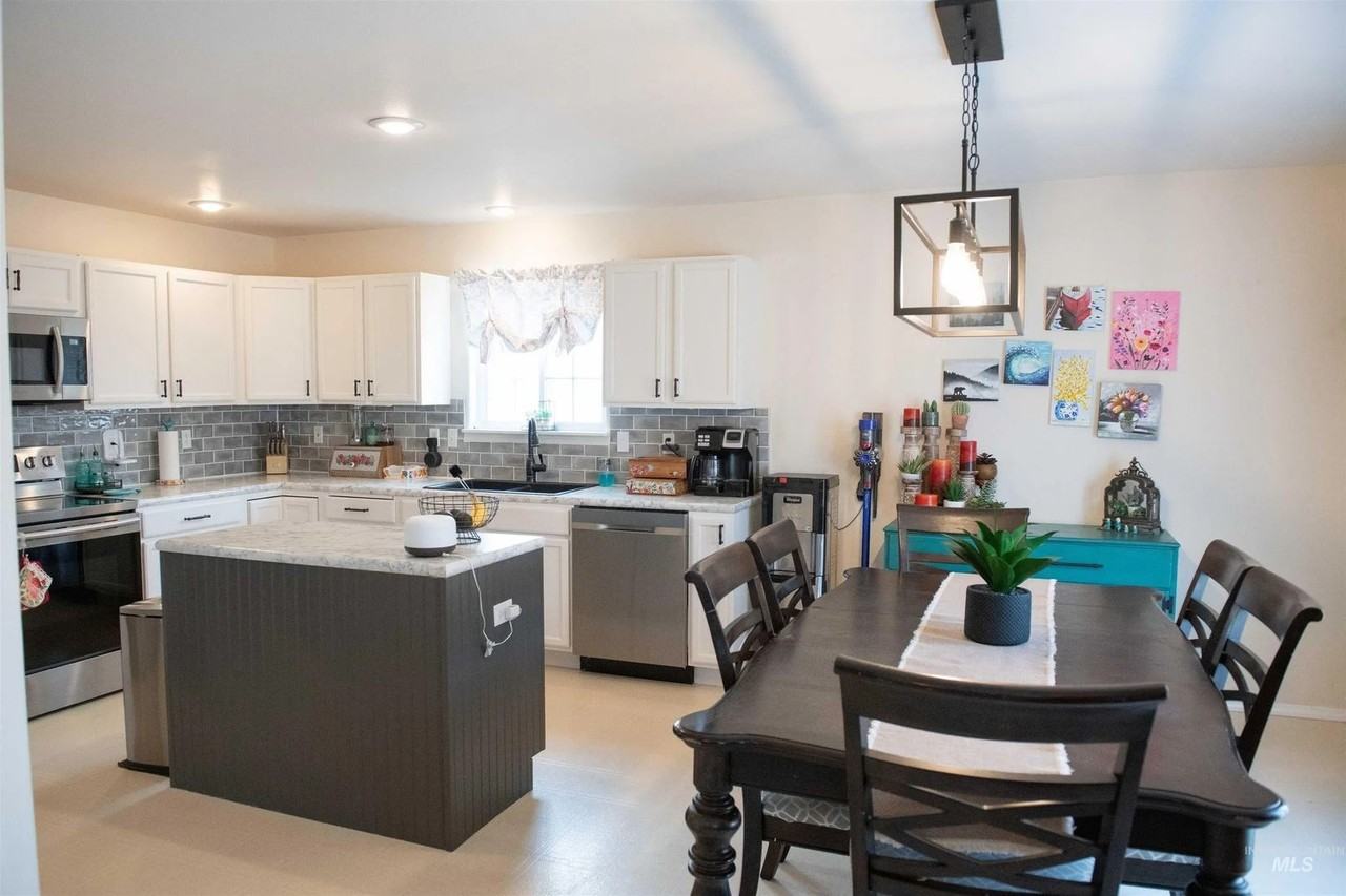 1550 Peregrine Dr - Photo 3 of 24