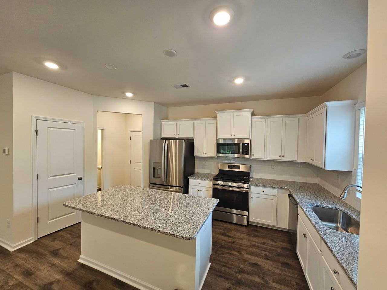 2819 Aubrey St - Photo 3 of 27