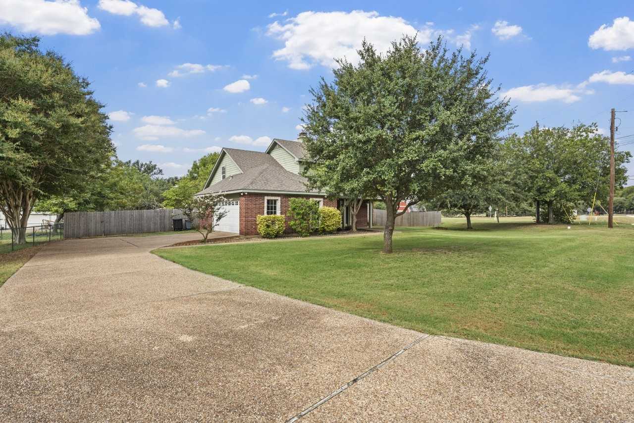 1694 Mclennan Crossing Rd - Photo 3 of 38