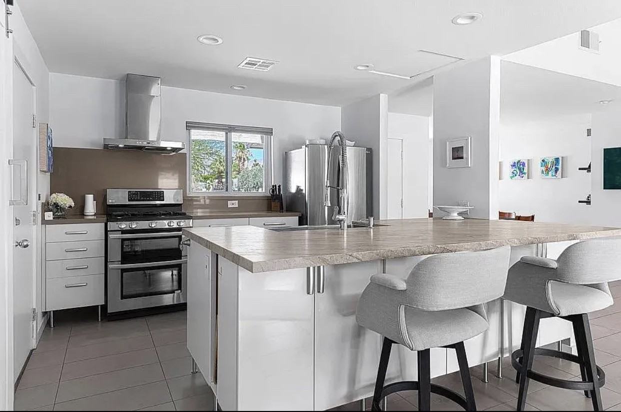 2548 N Aurora Dr #NA - Photo 2 of 9