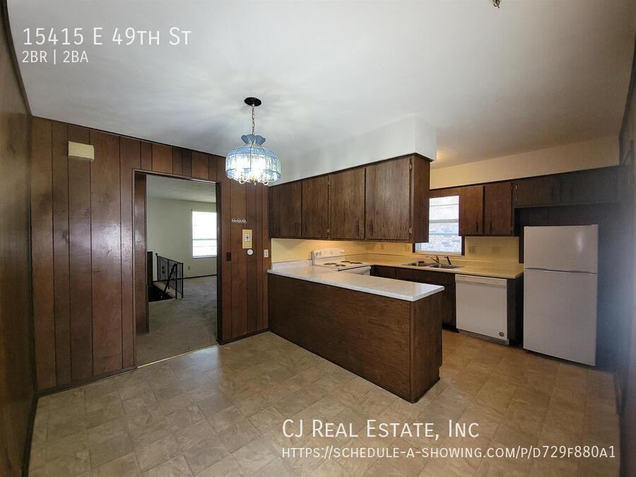 15415 E 49th St - Photo 3 of 11