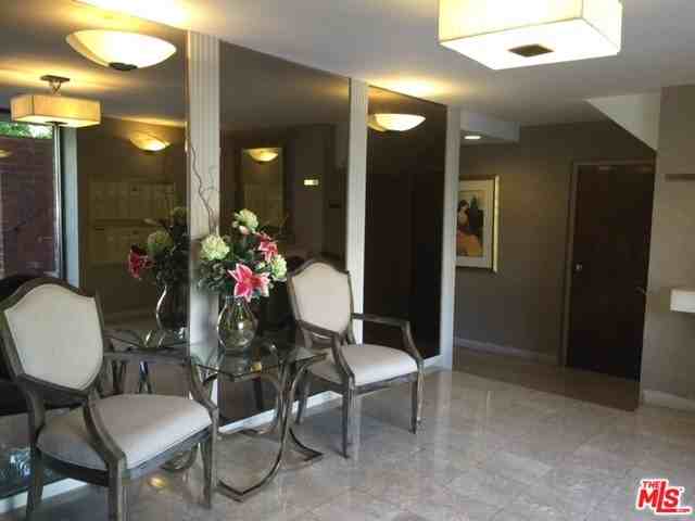 1315 Roxbury Dr - Photo 3 of 7