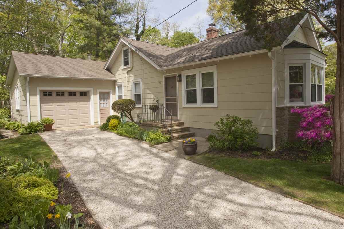 1085 Bayview Dr - Photo 2 of 20