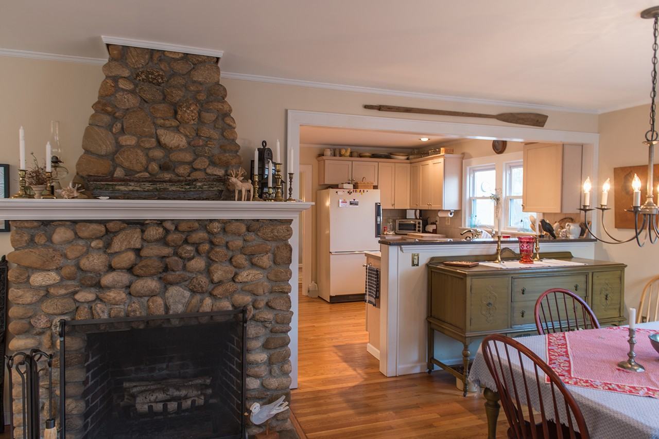 1085 Bayview Dr - Photo 3 of 20