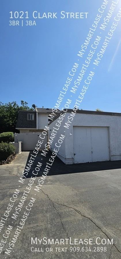 1021 Clark St - Photo 3 of 8