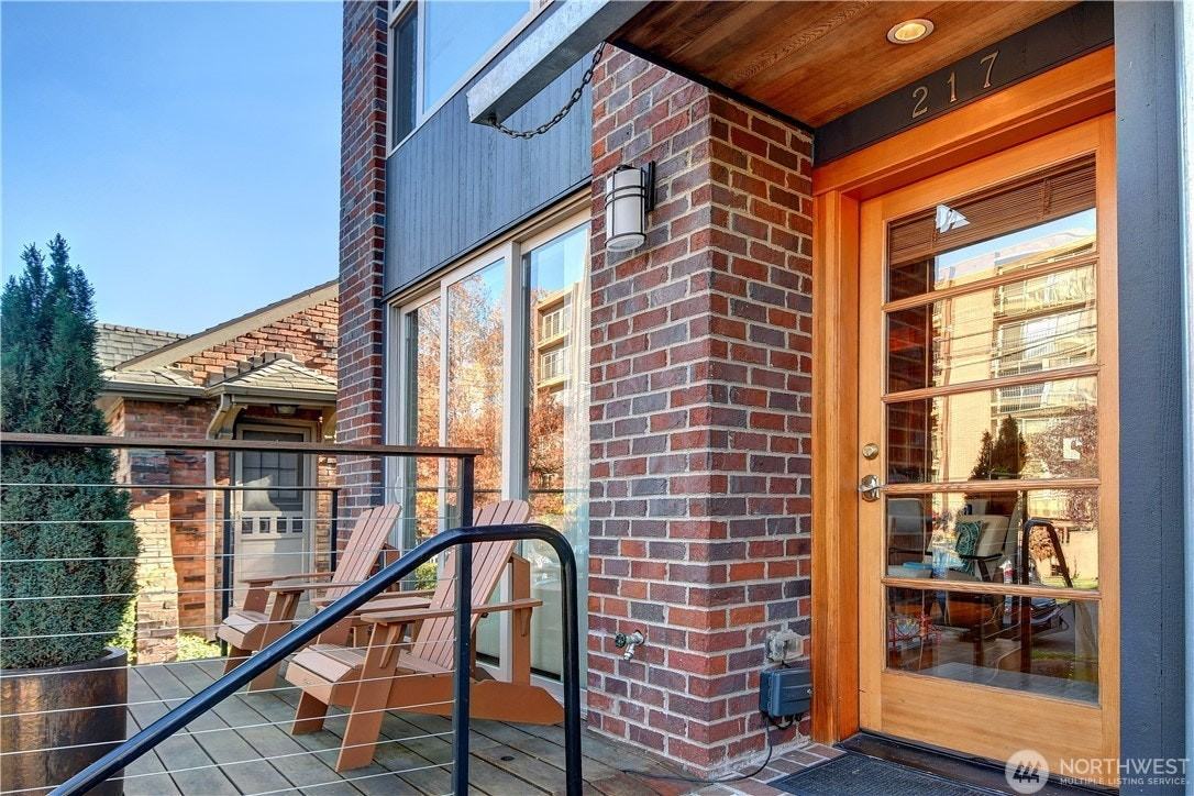 217 W Lee St - Photo 2 of 18