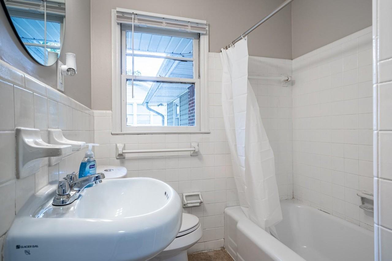 Browns Mill Rd Se - Photo 2 of 8