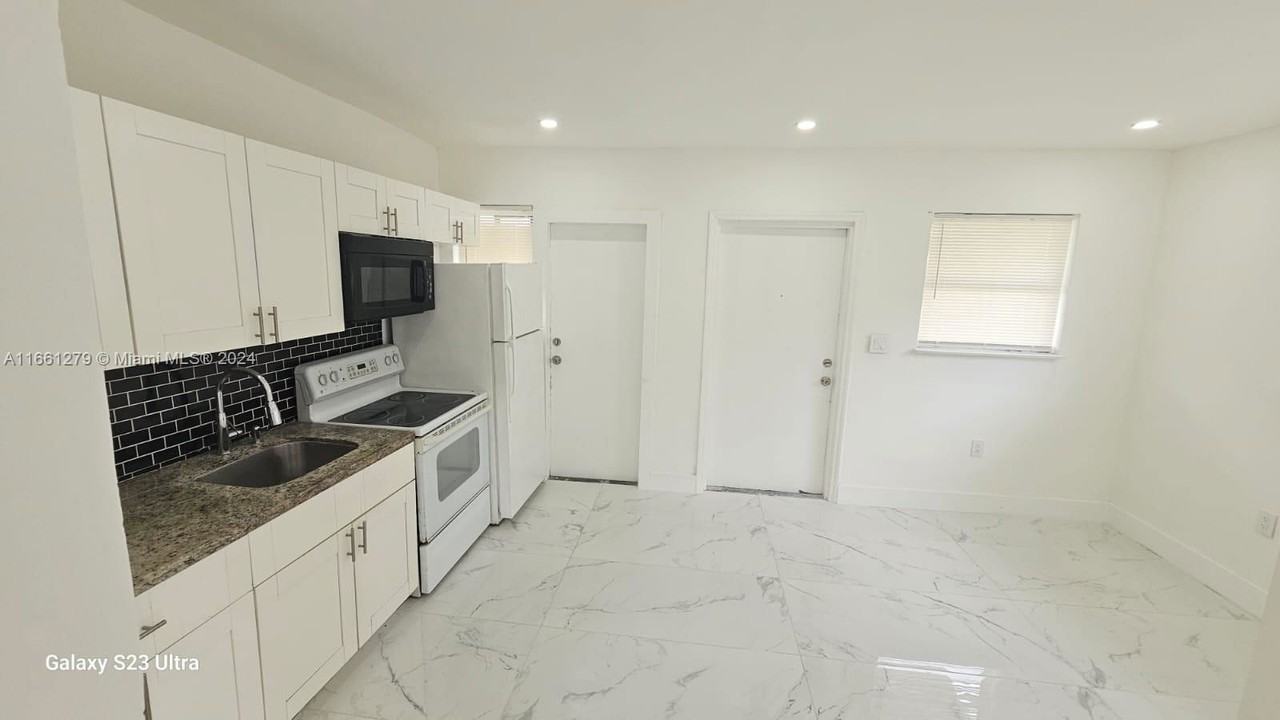 724 Nw 3rd Ct #3 - Photo 2 of 6
