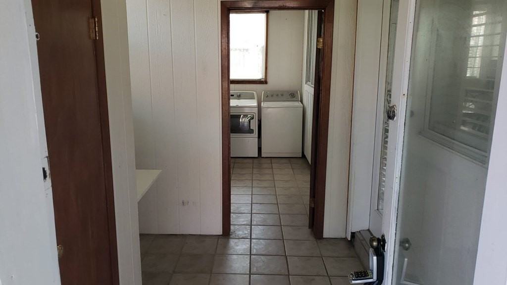 123 E Dolphin St - Photo 2 of 11