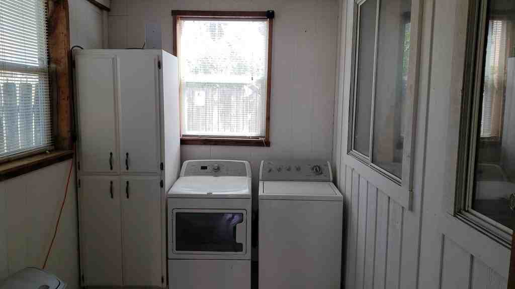 123 E Dolphin St - Photo 3 of 11