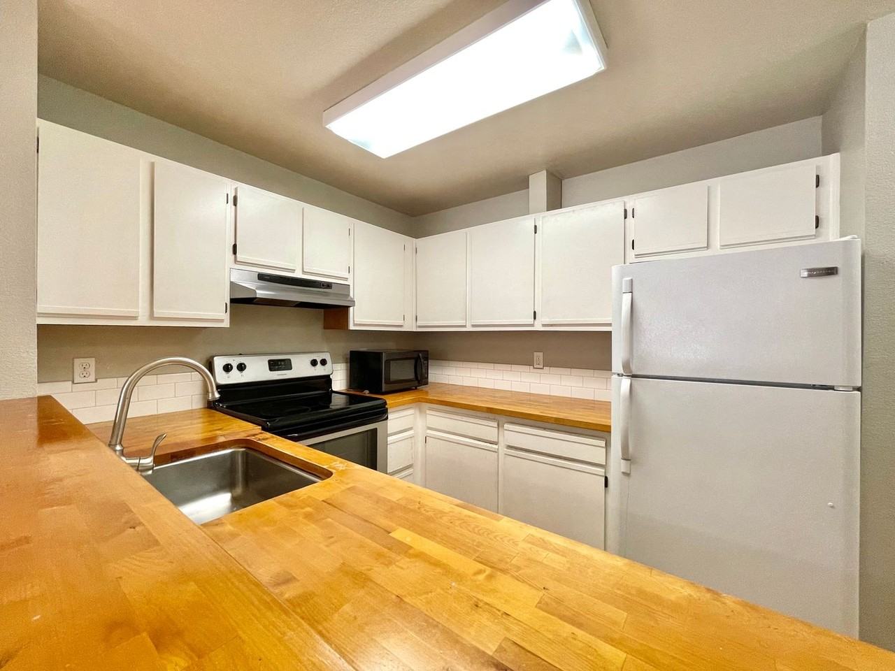 17300 91st Ave Ne #F101 - Photo 2 of 11