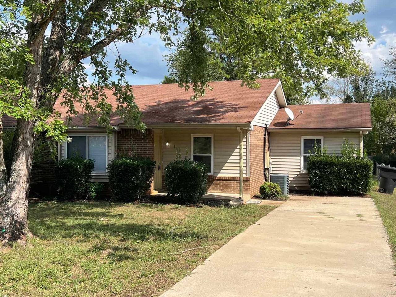 2562 Exeter Dr - Photo 2 of 13